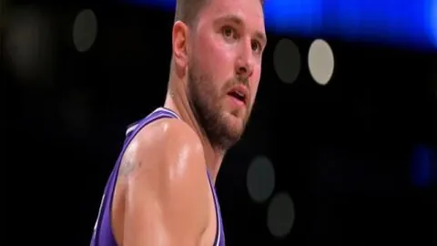 梅西苏亚雷斯因触颈犯规被罚41万，热议持续，243条评论反响强烈